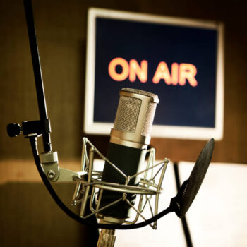 Voix off francophone voice over français normatif, international, québécois : Valentine BV, narratrice et rédactrice