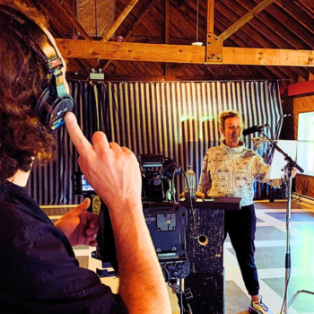 Voix off francophone français normatif, international, québécois : Valentine BV, narratrice et rédactrice